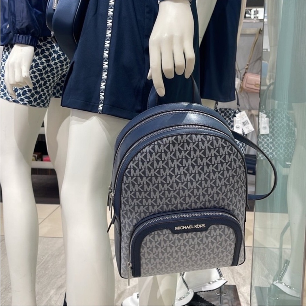 MICHAEL KORS Jaycee Medium Ombré Signature Logo Zip Pocket Backpack
Navy
NWT - Picture 9 of 15